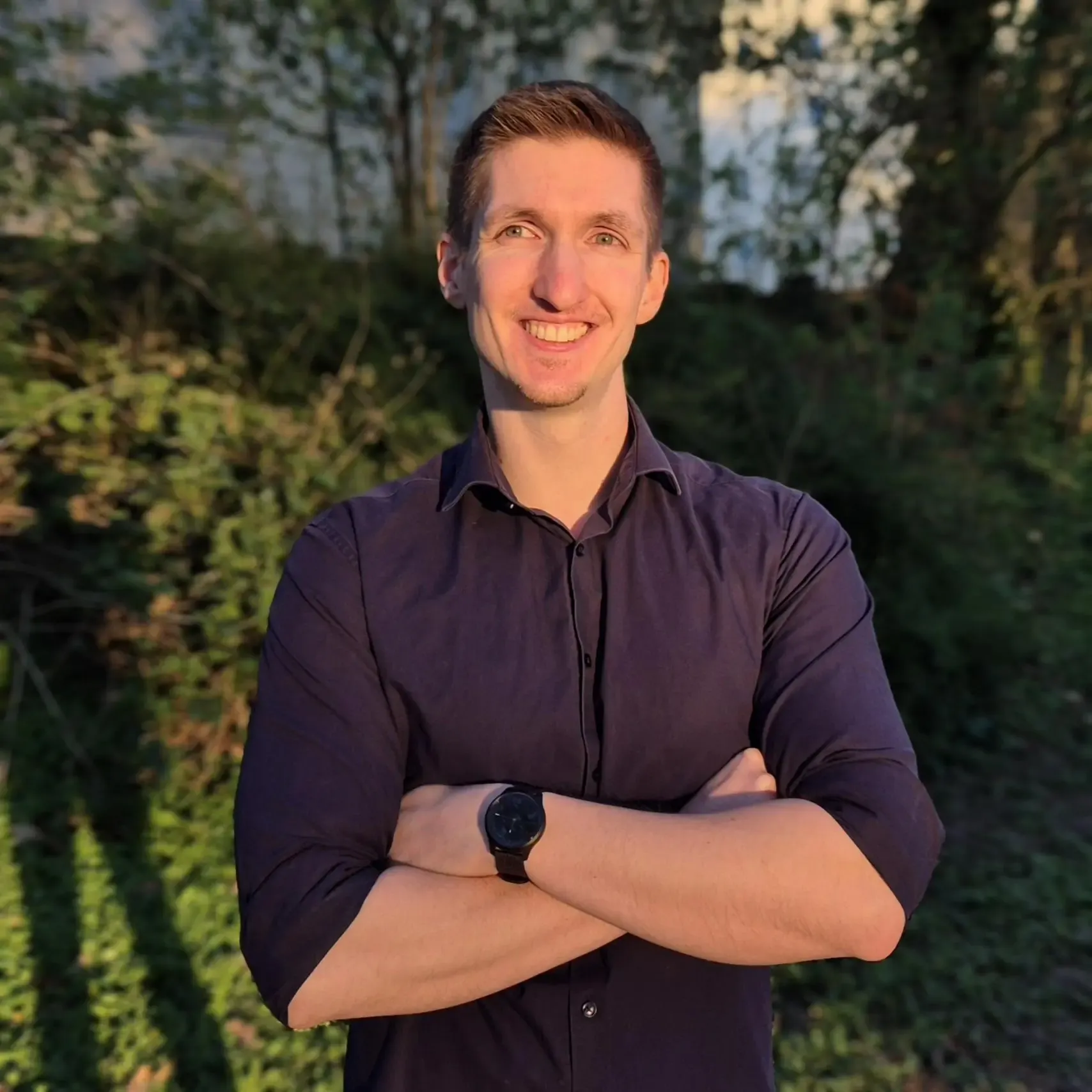 Benedikt Mehler steht in der Abendsonne und lächelt in die Kamera